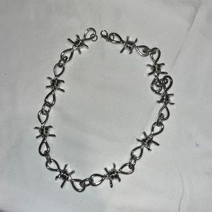 Metal barbed wire look short necklace